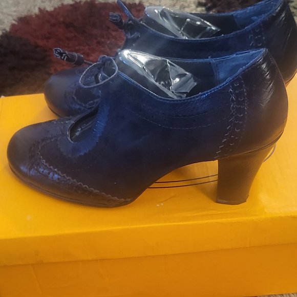 Shoes - Picture 4 of 6